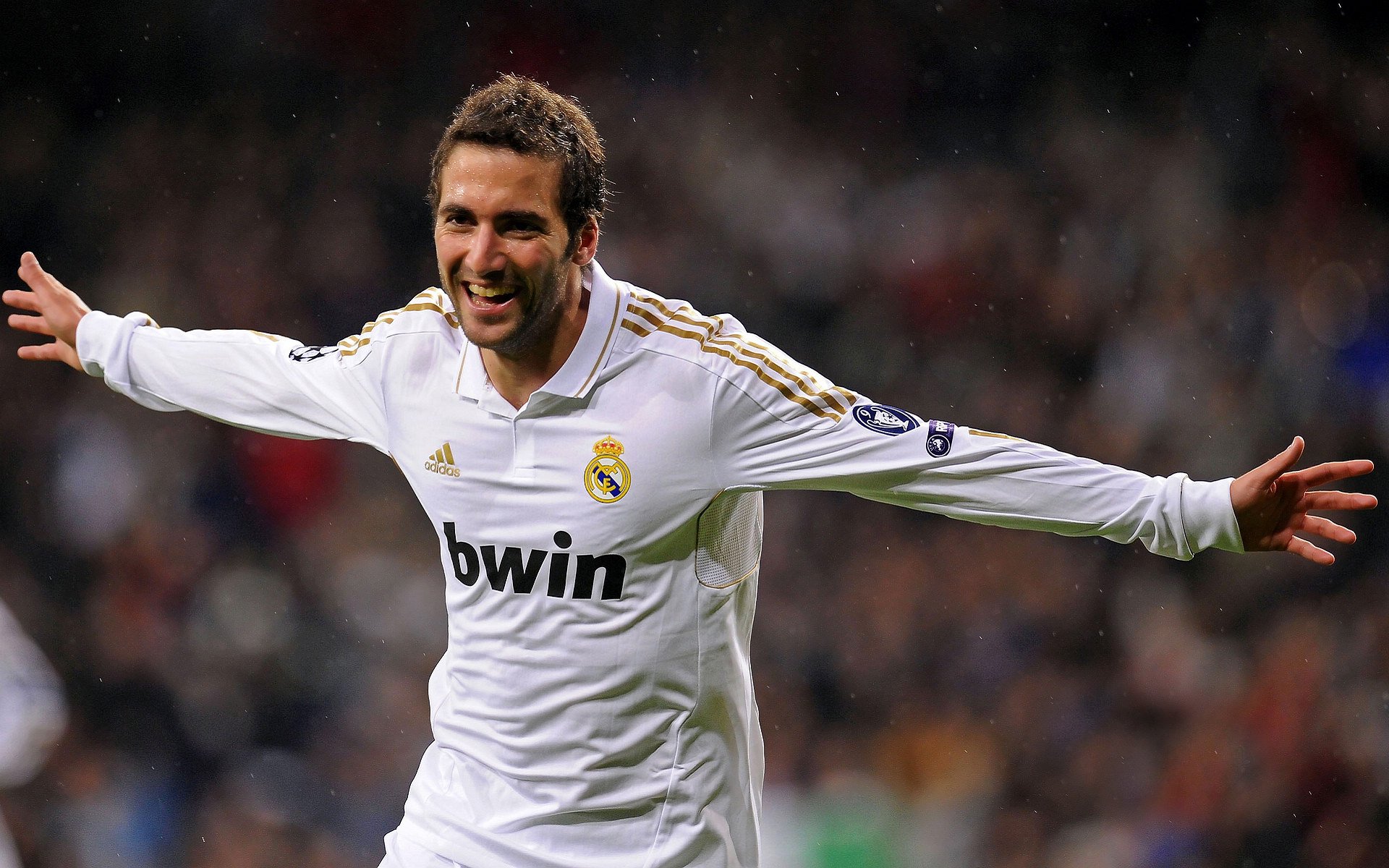 巴萨灵活站位打穿对方防守中轴，巴萨的打法