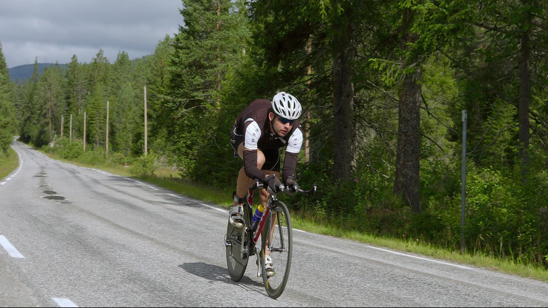 哈登率队打出高潮快船稳居前列,哈登晃倒的快船球员是谁
